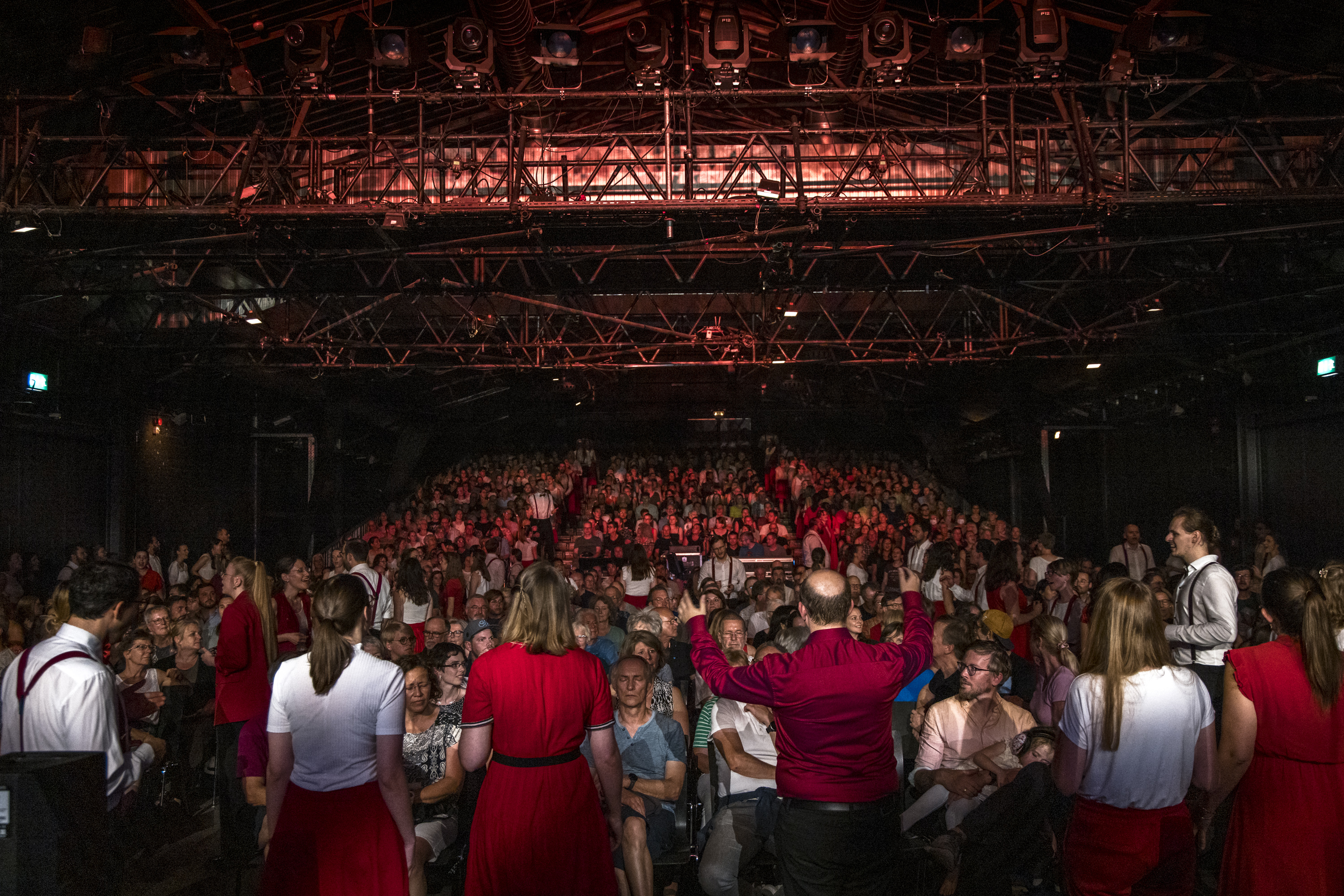 Viva La Vida Blick von der Bühne ins Publikum, wo der Chor verteilt steht und Viva La Vida singt