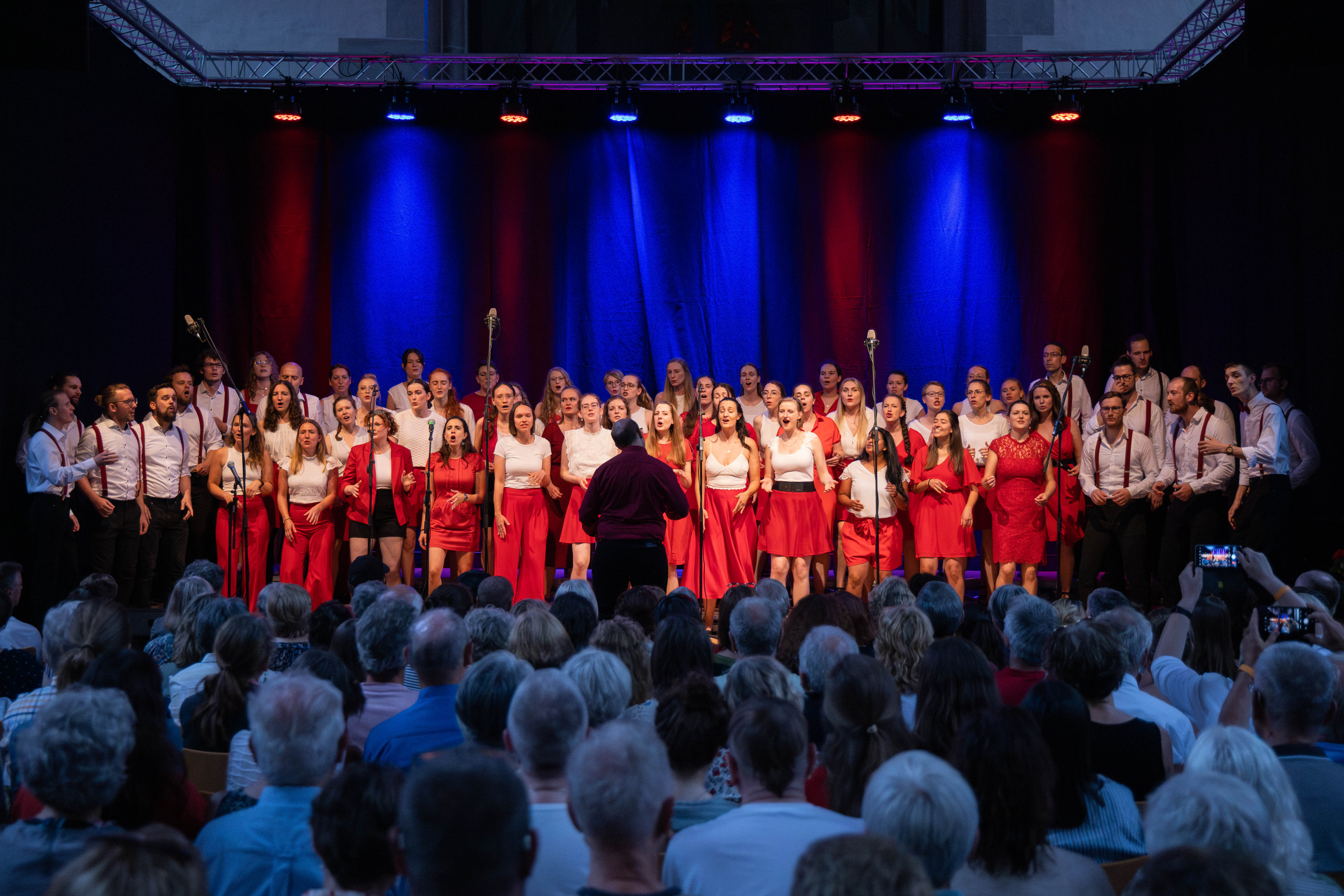 Sommerbühne Blaubeuren Der Chor steht auf der Bühne und singt